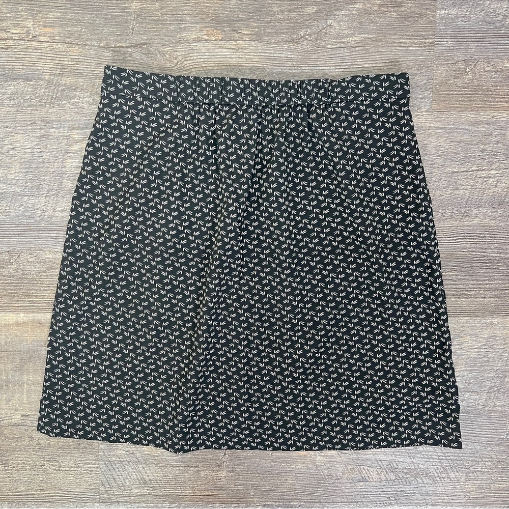 Loft black and white elastic waist A line skirt size 0 B47